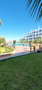 een park met een strand met mensen en een zwembad bij KABILA VISTA n3 in M'diq