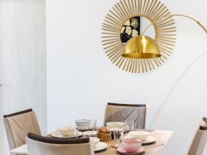 Foto dalla galleria di Elite LUX Holiday Homes - Modern 1BR Resort Amenities in Production City Dubai a Dubai