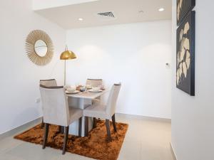 Foto dalla galleria di Elite LUX Holiday Homes - Modern 1BR Resort Amenities in Production City Dubai a Dubai