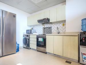 Foto dalla galleria di Elite LUX Holiday Homes - Modern 1BR Resort Amenities in Production City Dubai a Dubai
