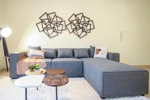 Posezení v ubytování Elite LUX Holiday Homes - Spacious One Bedroom Apartment Direct Metro Access in Al Furjan Dubai