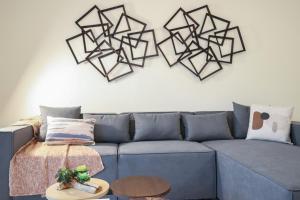 Posezení v ubytování Elite LUX Holiday Homes - Spacious One Bedroom Apartment Direct Metro Access in Al Furjan Dubai