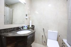 Koupelna v ubytování Elite LUX Holiday Homes - Spacious One Bedroom Apartment Direct Metro Access in Al Furjan Dubai