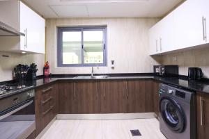Kuchyň nebo kuchyňský kout v ubytování Elite LUX Holiday Homes - Spacious One Bedroom Apartment Direct Metro Access in Al Furjan Dubai