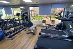 Fitness centrum a/nebo fitness zařízení v ubytování Elite LUX Holiday Homes - Spacious One Bedroom Apartment Direct Metro Access in Al Furjan Dubai