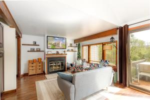 ein Wohnzimmer mit einem Sofa und einem Kamin in der Unterkunft Quiet Home Minutes from Lake Galena & Eagle Ridge in Galena