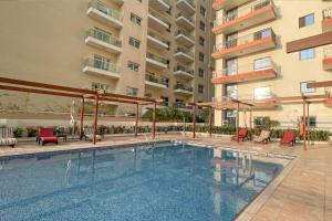 Bazén v ubytování Elite LUX Holiday Homes - Spacious One Bedroom Apartment Direct Metro Access in Al Furjan Dubai nebo v jeho okolí