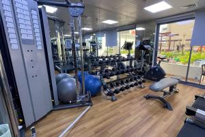 Fitness centrum a/nebo fitness zařízení v ubytování Elite LUX Holiday Homes - Spacious One Bedroom Apartment Direct Metro Access in Al Furjan Dubai