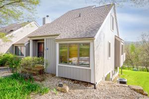 Casa blanca pequeña con ventana grande en Quiet Home Minutes from Lake Galena & Eagle Ridge, en Galena