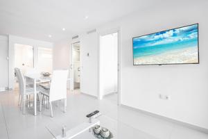 Televízia a/alebo spoločenská miestnosť v ubytovaní Seimar 3-5 Apartment Levante Beach