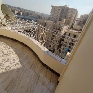 d'un balcon avec vue sur la ville. dans l'établissement Apartment Nasr City, au Caire