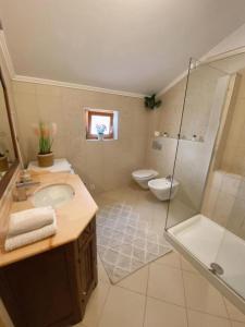 y baño con lavabo, ducha y aseo. en Sunset Rooms Dubrovnik, en Dubrovnik