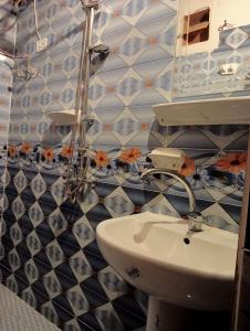 Ramy Heissa Nubian house في أسوان: حمام فيه مرحاض ومغسلة