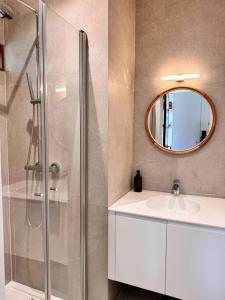 een badkamer met een douche, een wastafel en een spiegel bij Porto Aldoar Boutique Flat Garden -Duarte in Porto