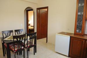 Кухня или мини-кухня в Toula's Apartments
