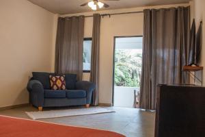 - un salon avec un canapé bleu et une fenêtre dans l'établissement La Ventana Beach Resort, à La Paz