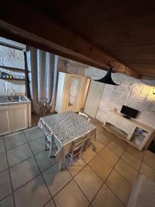 cocina con mesa en el centro de una habitación en La Casodda en Ostuni