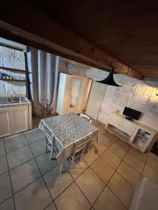 オストゥーニにあるLa Casoddaの部屋の中央にテーブル付きのキッチン