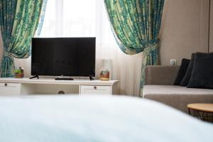 TV a/nebo společenská místnost v ubytování Infinity Boutique Apartments