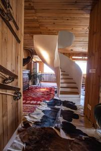 a staircase in a room with a marble floor at LUXURY CASA DÚPLEX acceso directo a pistas y garaje in Sierra Nevada