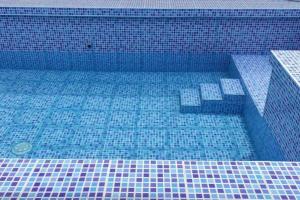 uma piscina com azulejos azuis no chão em Casa de playa Camana (DUPLEX) em Camaná