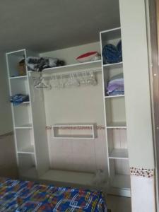 Habitación pequeña con armario con estanterías blancas. en Casa de playa Camana (DUPLEX), en Camaná
