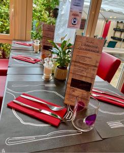 une table noire avec des couches rouges et une table rouge dans l'établissement O'CEPAGES, à Ambonnay