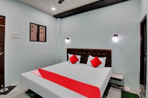 Ένα ή περισσότερα κρεβάτια σε δωμάτιο στο OYO The Village Resort