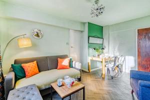 uma sala de estar com um sofá e uma mesa em Warm and welcoming Home in Putney by UnderTheDoormat em Londres