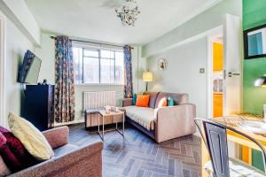 - un salon avec un canapé et une table dans l'établissement Warm and welcoming Home in Putney by UnderTheDoormat, à Londres