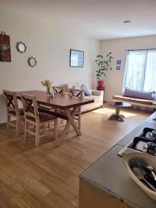 a living room with a table and a couch at Depto. Pucón in San Cristóbal de Las Casas