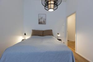 une chambre avec un grand lit avec une couverture bleue dans l'établissement Villa Morning Star, à Rovaniemi