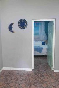 a room with a bed and a door to a bedroom at Rancho Blue Honeymoon in Acajutla