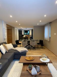a living room with a couch and a table at Appartement PISTE ROUGE in Les Houches