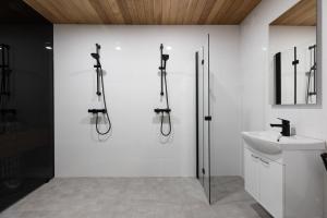 une salle de bain blanche avec lavabo et douche dans l'établissement Villa Morning Star, à Rovaniemi 13 autres photos
