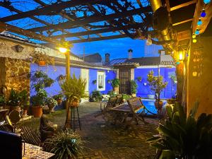un patio en una casa con paredes azules en Casa Rural de La Vega, en El Campo