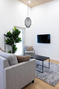 un salon avec un canapé et une table dans l'établissement Villa Morning Star, à Rovaniemi