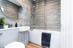 Vannas istaba naktsmītnē Granby Gem: Exquisite 3-Bed Flat