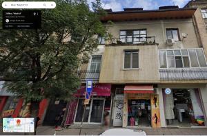 un edificio en la esquina de una calle con un letrero en Cozy spot in the heart of Sofia en Sofía