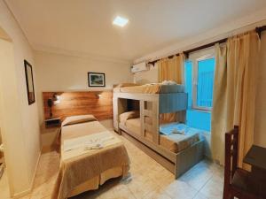Двухъярусная кровать или двухъярусные кровати в номере Hotel Monet