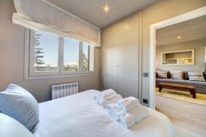 - une chambre avec un lit blanc et des serviettes dans l'établissement Cris by Totiaran, à Baqueira-Beret