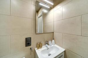 La salle de bains est pourvue d'un lavabo et d'un miroir. dans l'établissement Cris by Totiaran, à Baqueira-Beret