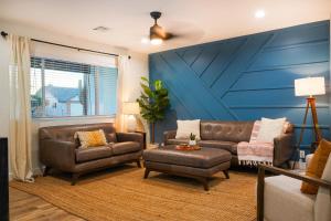 a living room with leather furniture and a blue wall at Citrus Grove in Mesa