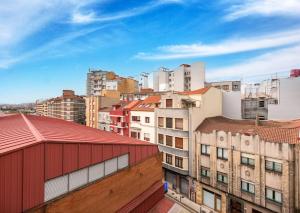 uma vista para uma cidade com edifícios altos em MyHouseSpain - Céntrico y luminoso piso em Gijón