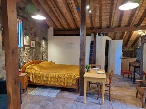 Letto o letti in una camera di PITHARIA