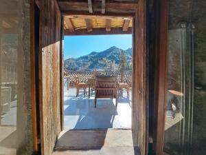 Vista generica sulle montagne o vista sulle montagne dall'interno of country house
