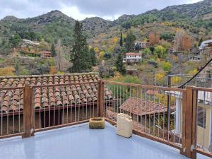 Vista generica sulle montagne o vista sulle montagne dall'interno of country house