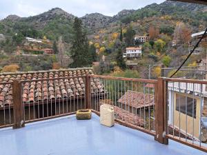 Vista generica sulle montagne o vista sulle montagne dall'interno of country house