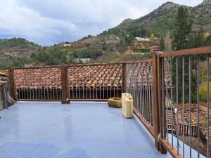 Vista generica sulle montagne o vista sulle montagne dall'interno of country house
