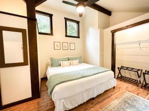 1 dormitorio con cama y ventana en Little Haven Cottage, en Glacier